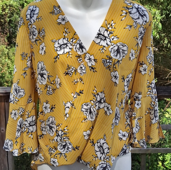 Lovely Top with Black and White Floral Pattern on Mustard Background Size M - Picture 2 of 9
